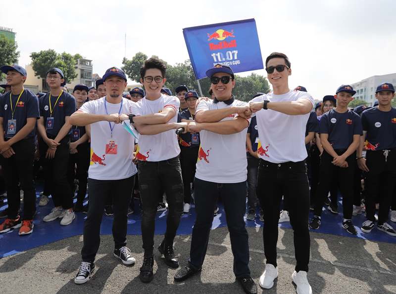 Các Nghệ sĩ hào hứng thực hiện  nắm đấm tay  Red Bull khởi xướng Ngày Tích Cực, xác lập kỷ lục châu Á về số người tham gia cụng tay nhau