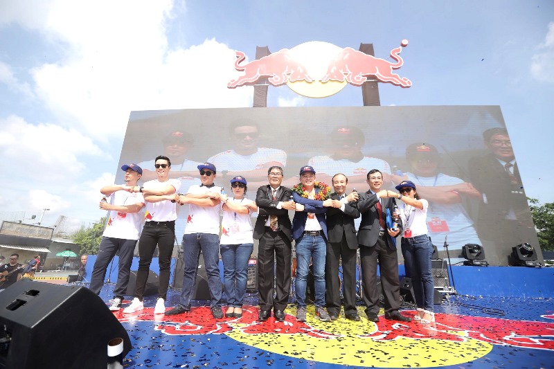 Các Nghệ sĩ đại diện TCPVN và Hội Kỷ lục gia Red Bull khởi xướng Ngày Tích Cực, xác lập kỷ lục châu Á về số người tham gia cụng tay nhau