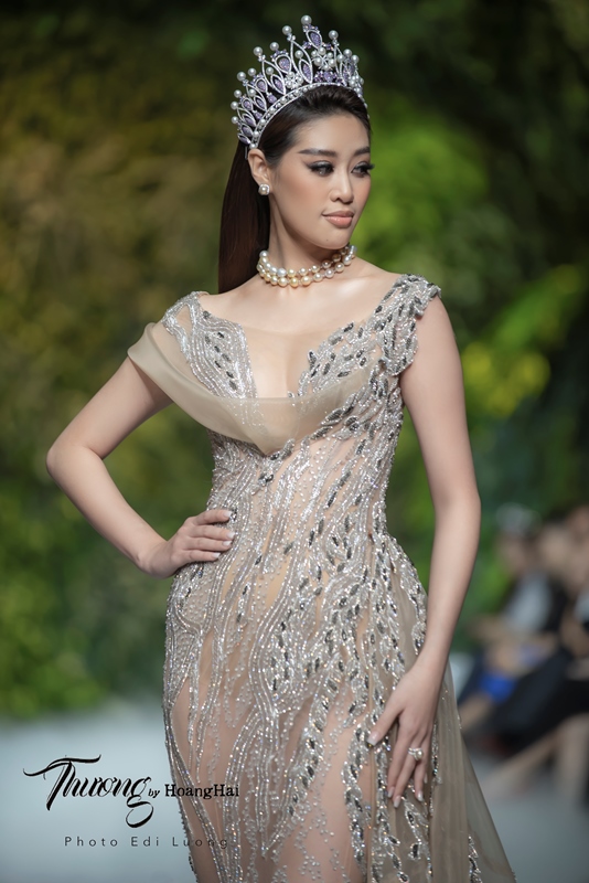 EDI 2671 Hoa hậu Khánh Vân lần đầu mang vương miện Brave Heart lên sàn diễn thời trang