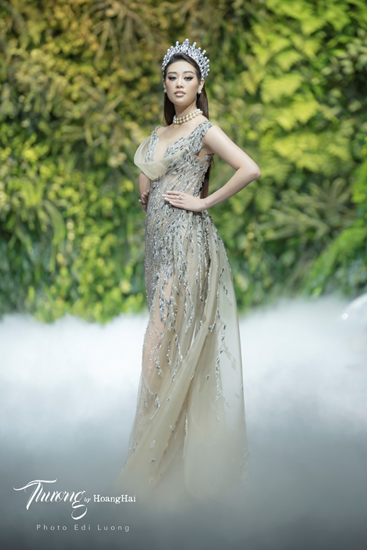 EDI 2690 Hoa hậu Khánh Vân lần đầu mang vương miện Brave Heart lên sàn diễn thời trang