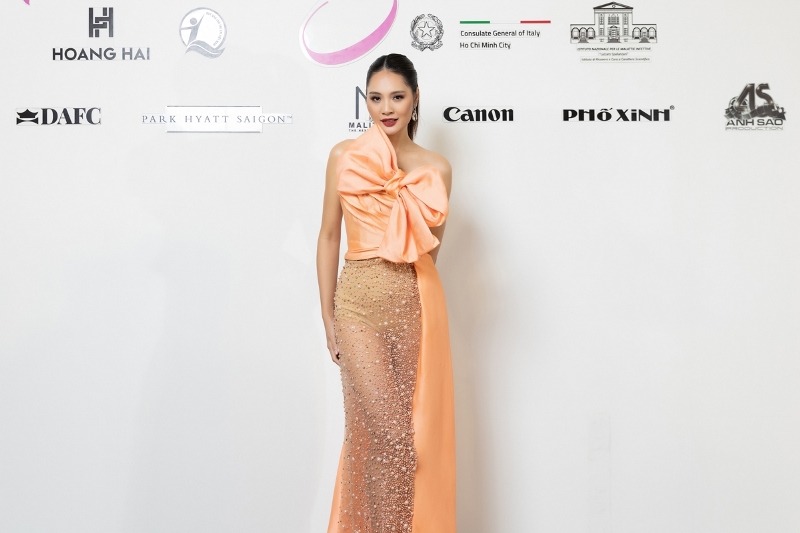 Hoa hau Huong Giang Hoa hậu Khánh Vân lần đầu mang vương miện Brave Heart lên sàn diễn thời trang