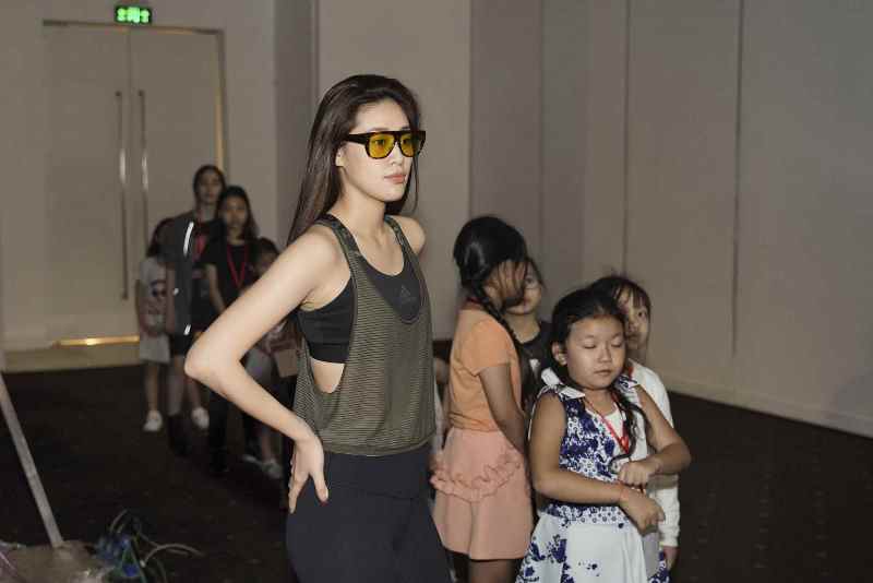 Hoa hau Khanh Van bat ngo xuat hien trong buoi rehearsal 2 Hoa hậu Khánh Vân sẽ góp mặt trong Tuần lễ thời trang trẻ em Việt Nam 2020