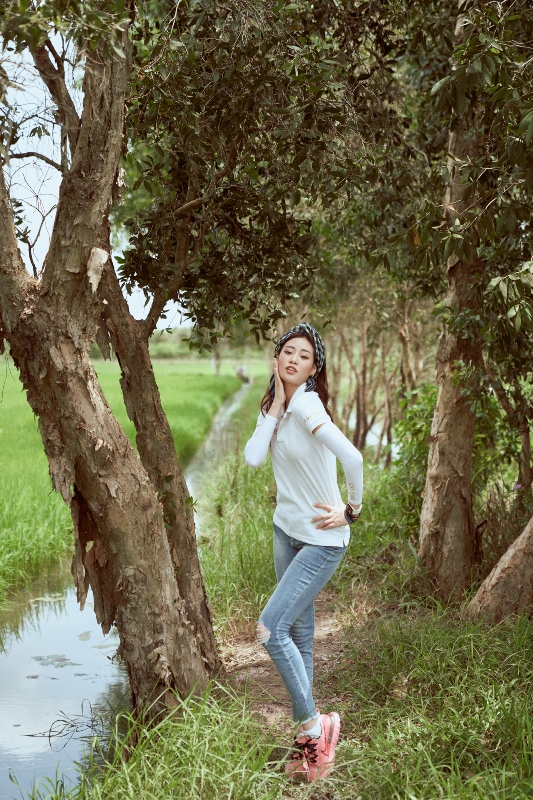 Hoa hau Khanh Van kham pha Long An23 Khánh Vân giản dị với bộ ảnh cây nhà lá vườn tại Long An