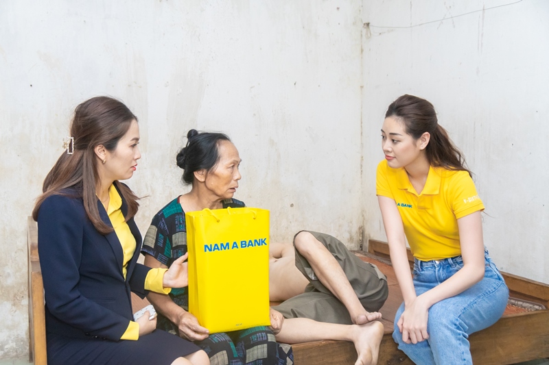 Hoa hau Khanh Van tham nan nhan chat doc da cam tai thanh pho Vinh56 Hoa hậu Khánh Vân đến thăm gia đình nạn nhân chất độc da cam tại TPHCM