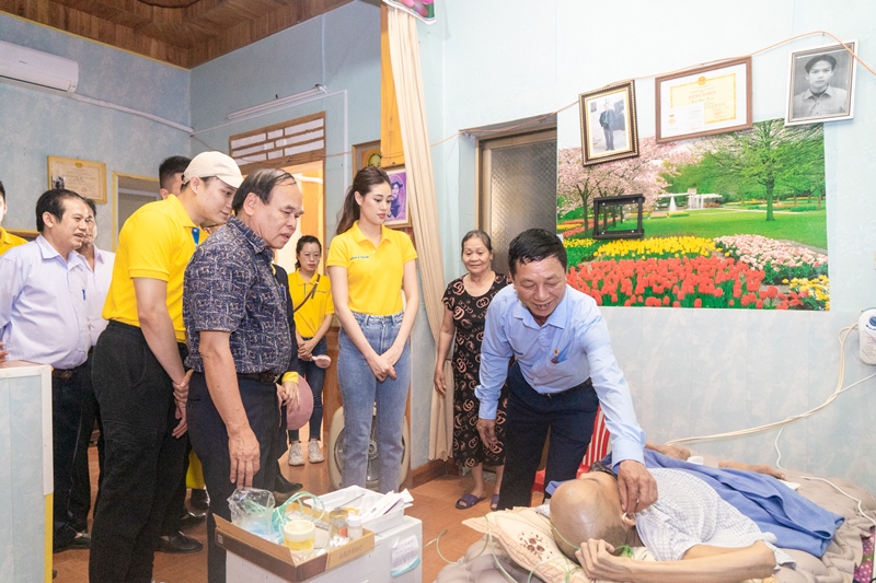 Hoa hau Khanh Van tham nan nhan chat doc da cam tai thanh pho Vinh8 Hoa hậu Khánh Vân đến thăm gia đình nạn nhân chất độc da cam tại TPHCM