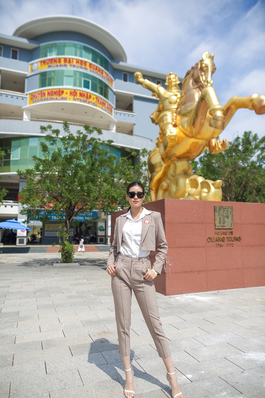 Hoa hau Khanh Van tu van huong nghiep tai DH Quang Trung10 Hoa hậu Khánh Vân diện tuxedo, song ca cùng học sinh tại Bình Định