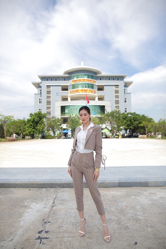 Hoa hau Khanh Van tu van huong nghiep tai DH Quang Trung2 Hoa hậu Khánh Vân diện tuxedo, song ca cùng học sinh tại Bình Định
