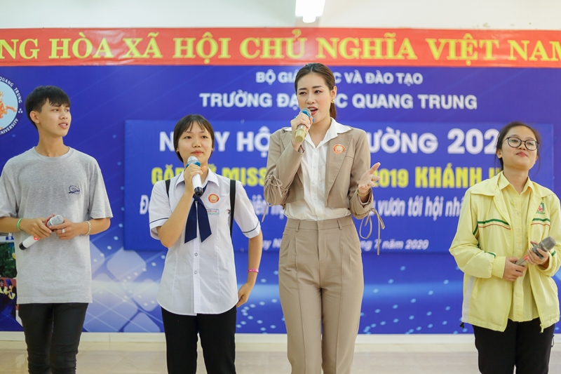 Hoa hau Khanh Van tu van huong nghiep tai DH Quang Trung43 Hoa hậu Khánh Vân diện tuxedo, song ca cùng học sinh tại Bình Định