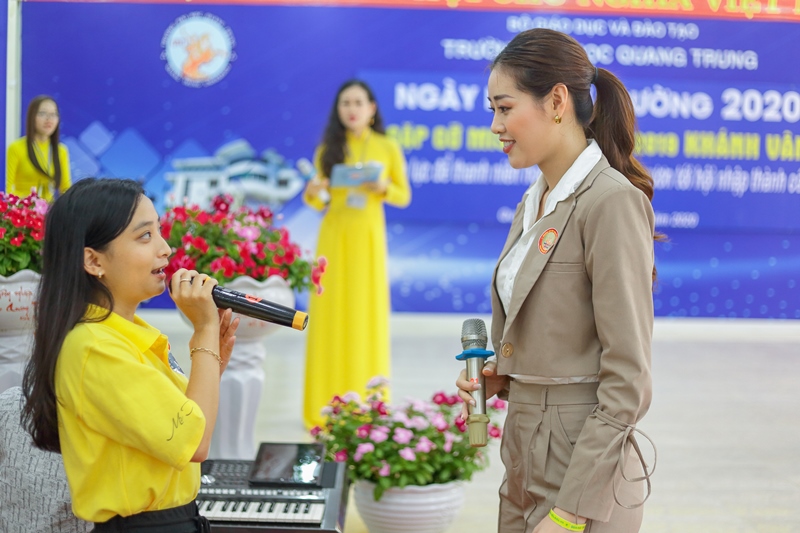 Hoa hau Khanh Van tu van huong nghiep tai DH Quang Trung57 Hoa hậu Khánh Vân diện tuxedo, song ca cùng học sinh tại Bình Định