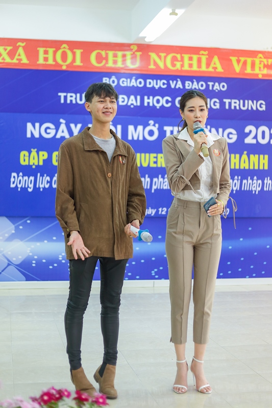 Hoa hau Khanh Van tu van huong nghiep tai DH Quang Trung64 Hoa hậu Khánh Vân diện tuxedo, song ca cùng học sinh tại Bình Định