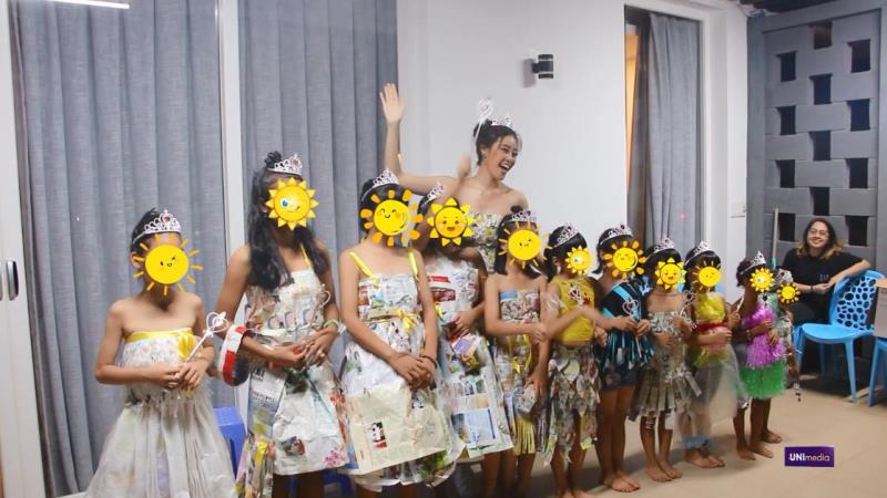 Hoa hau Khanh Van OBV2 Hoa hậu Khánh Vân tặng vương miện cho các bé trong ngôi nhà OBV