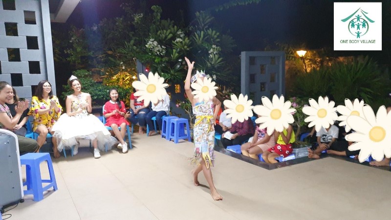 Hoa hau Khanh Van OBV8 Hoa hậu Khánh Vân tặng vương miện cho các bé trong ngôi nhà OBV