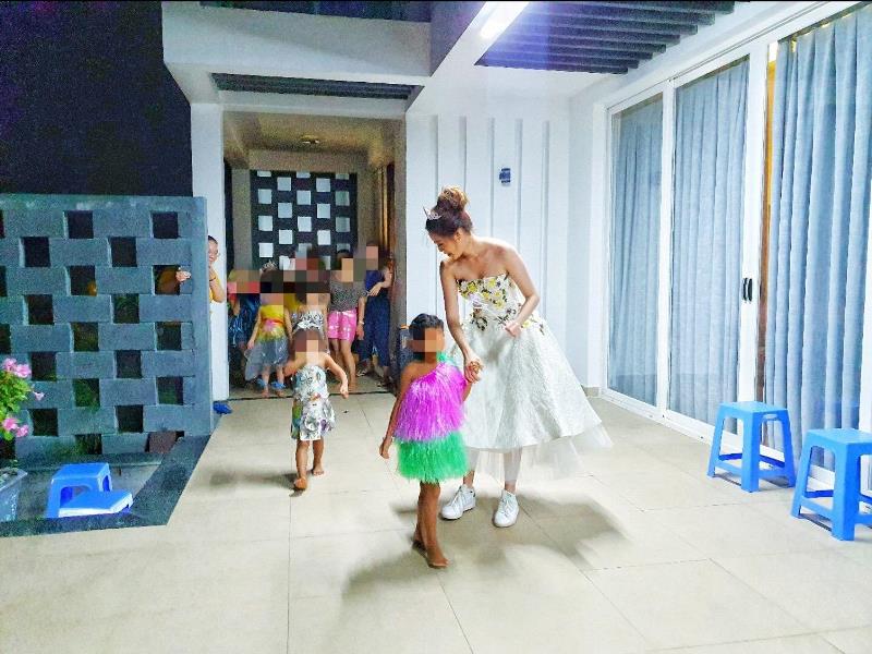 Hoa hau Khanh Van OBV9 Hoa hậu Khánh Vân tặng vương miện cho các bé trong ngôi nhà OBV