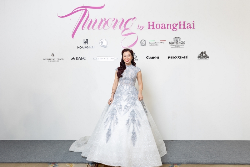 Hoa hau Quy Ba Thu Huong  Hoa hậu Khánh Vân lần đầu mang vương miện Brave Heart lên sàn diễn thời trang