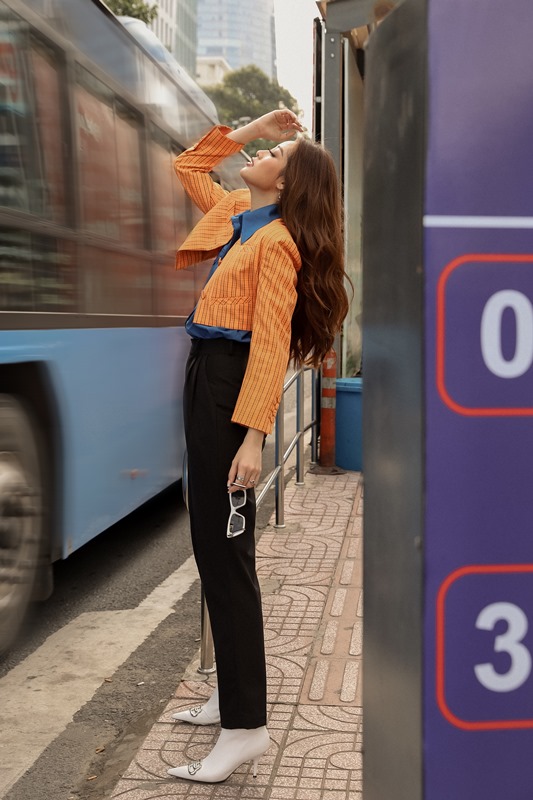  Hoa hậu Khánh Vân thả dáng cực ấn tượng tại trạm xe bus