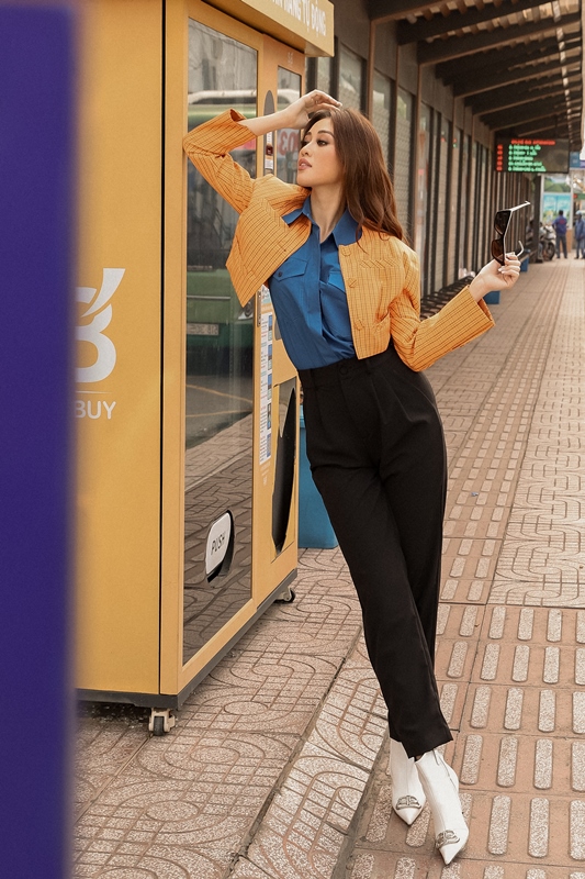 Hoa hậu Khánh Vân 6 Hoa hậu Khánh Vân thả dáng cực ấn tượng tại trạm xe bus