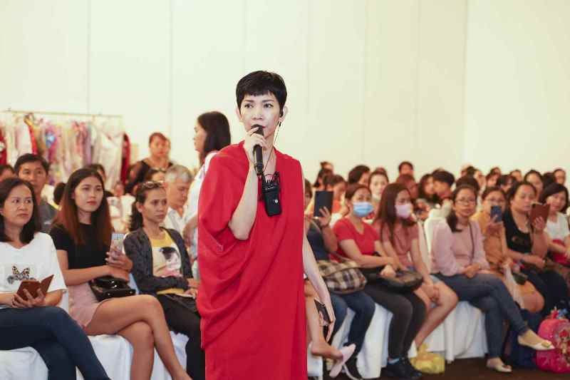 Khong khi nao nhiet cua buoi rehearsal 2 Hoa hậu Khánh Vân sẽ góp mặt trong Tuần lễ thời trang trẻ em Việt Nam 2020