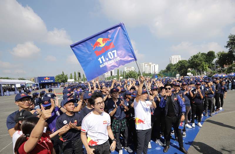 Khoảnh khắc hoàn thành Kỷ lục Châu Á Red Bull khởi xướng Ngày Tích Cực, xác lập kỷ lục châu Á về số người tham gia cụng tay nhau