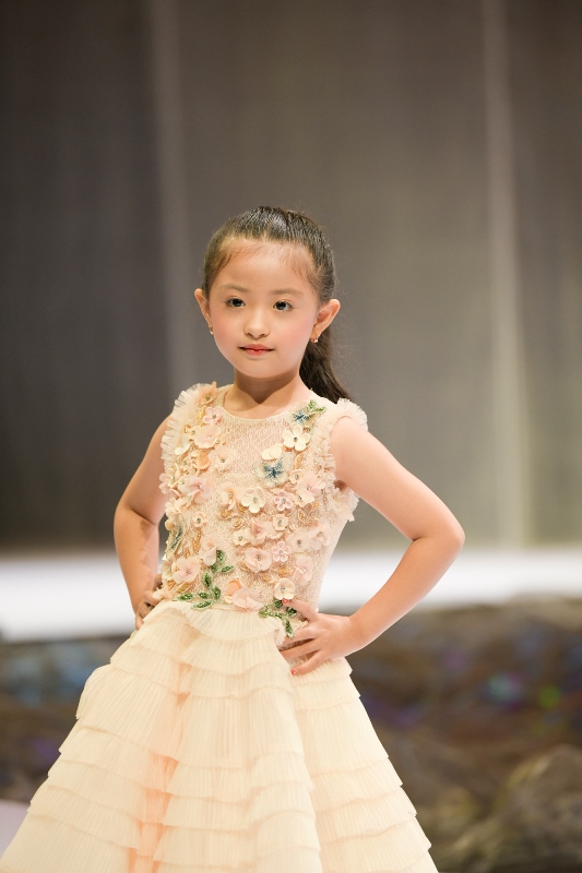 Mau nhi Suri trong thiet ke cua NTK Kim Chi 1 Con gái Xuân Lan nổi bật với màn catwalk gây sốt tại Vietnam Junior Fashion Week Xuân – Hè 2020