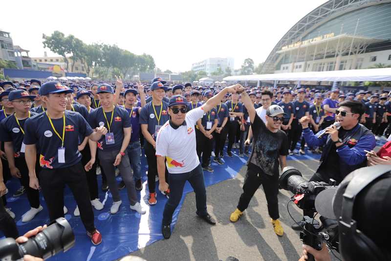 Nghệ sĩ Quyền Linh hào hứng thực hiện  nắm đấm tay  2 Red Bull khởi xướng Ngày Tích Cực, xác lập kỷ lục châu Á về số người tham gia cụng tay nhau
