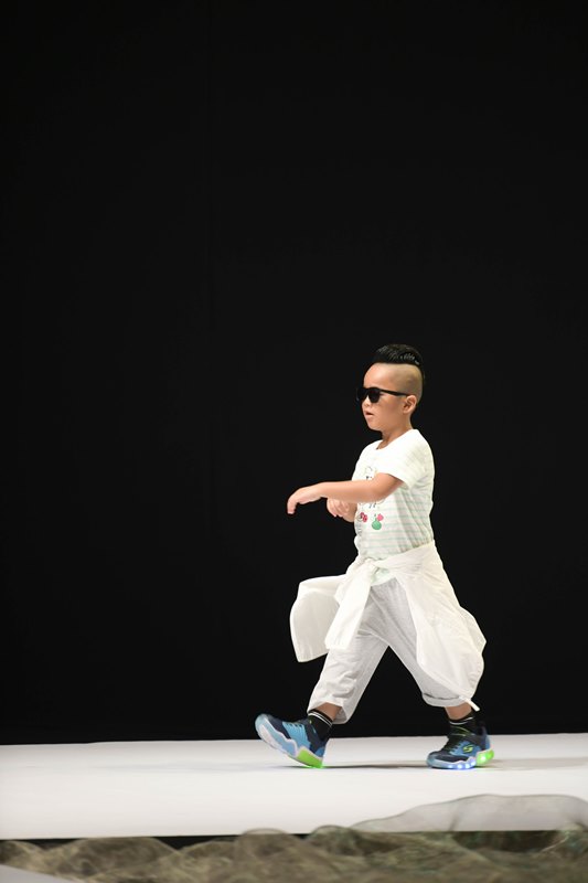 Nhim Con trai Do Manh Cuong khuay dong san dien 2 Con gái Xuân Lan nổi bật với màn catwalk gây sốt tại Vietnam Junior Fashion Week Xuân – Hè 2020