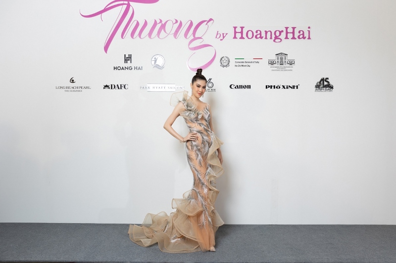 Thu Hang  Hoa hậu Khánh Vân lần đầu mang vương miện Brave Heart lên sàn diễn thời trang