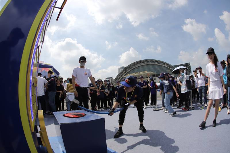 Thử thách Hammer Bumping 2 Red Bull khởi xướng Ngày Tích Cực, xác lập kỷ lục châu Á về số người tham gia cụng tay nhau