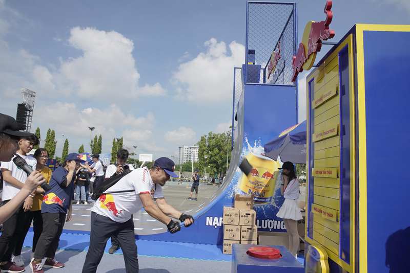 Thử thách Hammer Bumping Red Bull khởi xướng Ngày Tích Cực, xác lập kỷ lục châu Á về số người tham gia cụng tay nhau