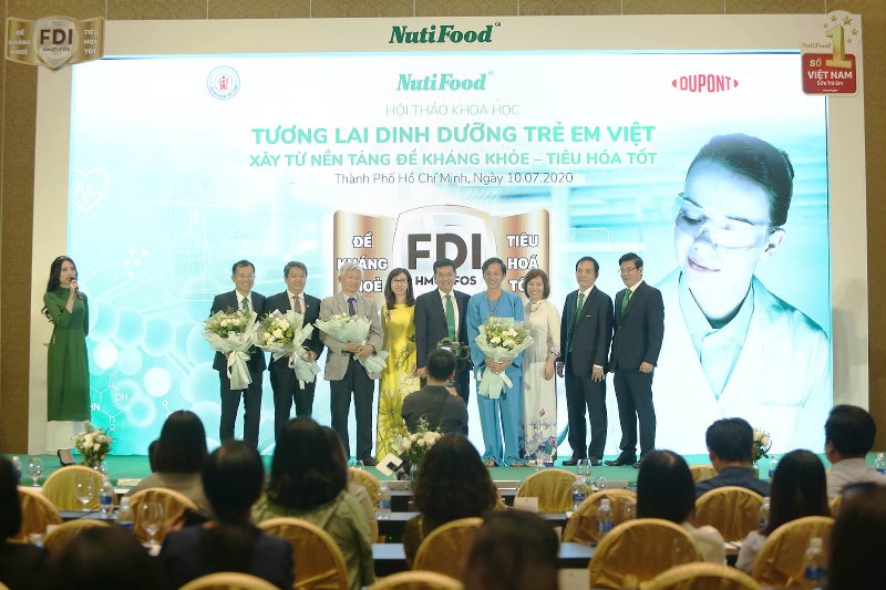 Toàn bộ khách mời tại Hội thảo khoa học Tương lai dinh dưỡng trẻ em Việt NutiFood được vinh danh Nhãn hiệu Sữa trẻ em số 1 Việt Nam