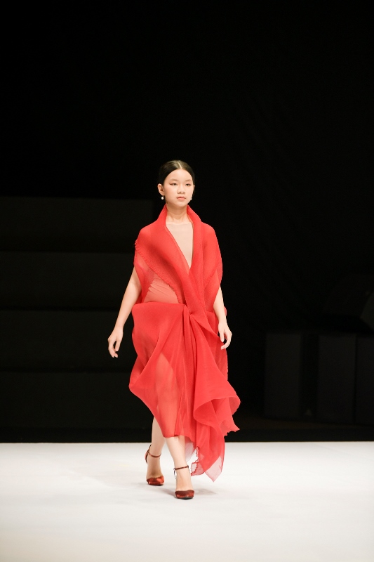Tram Anh trong thiet ke cua Le Thanh Phuong 2 Con gái Xuân Lan nổi bật với màn catwalk gây sốt tại Vietnam Junior Fashion Week Xuân – Hè 2020