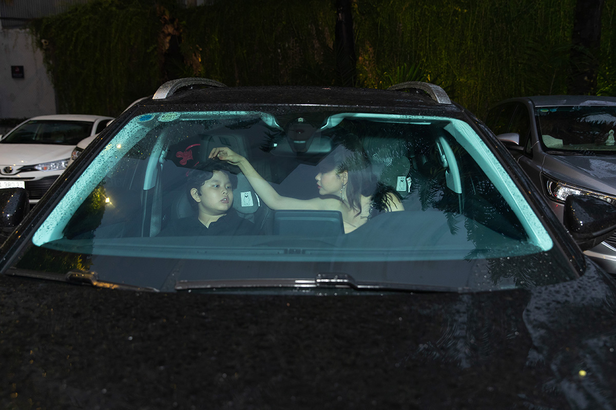 TruongQuynhAnh3 Trương Quỳnh Anh tự lái xe đưa con trai Sushi đi xem thời trang giữa mưa gió