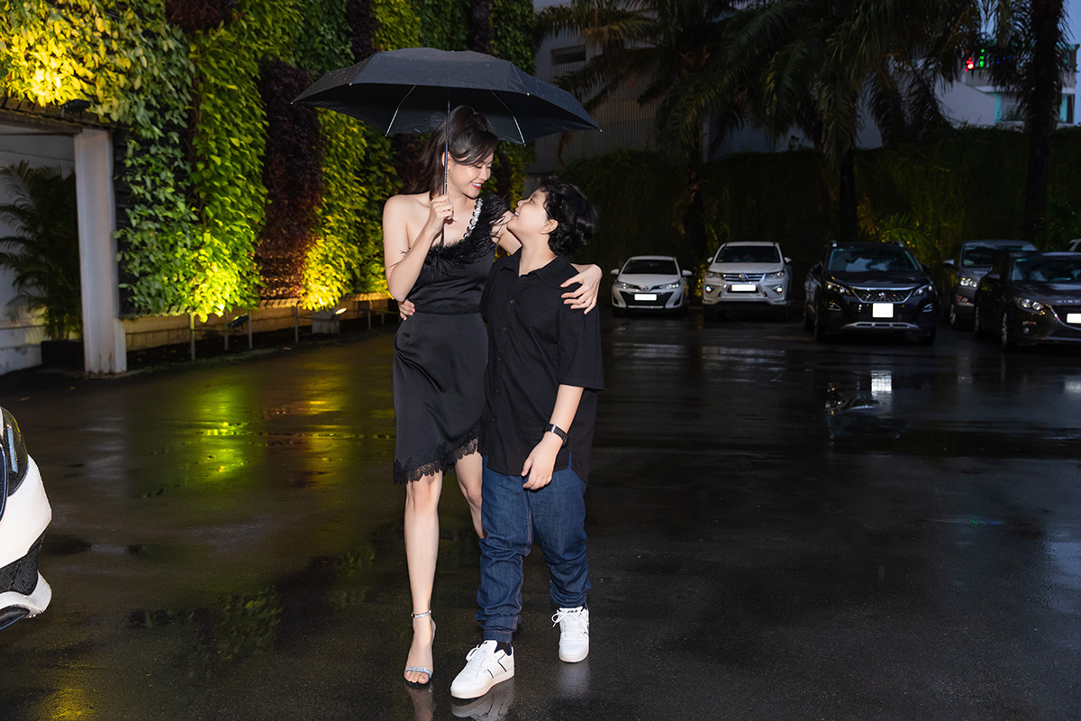 TruongQuynhAnh5 Trương Quỳnh Anh tự lái xe đưa con trai Sushi đi xem thời trang giữa mưa gió