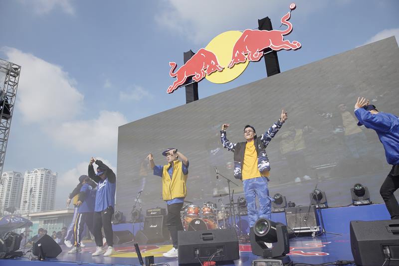 Trình diễn âm nhạc 1 Red Bull khởi xướng Ngày Tích Cực, xác lập kỷ lục châu Á về số người tham gia cụng tay nhau