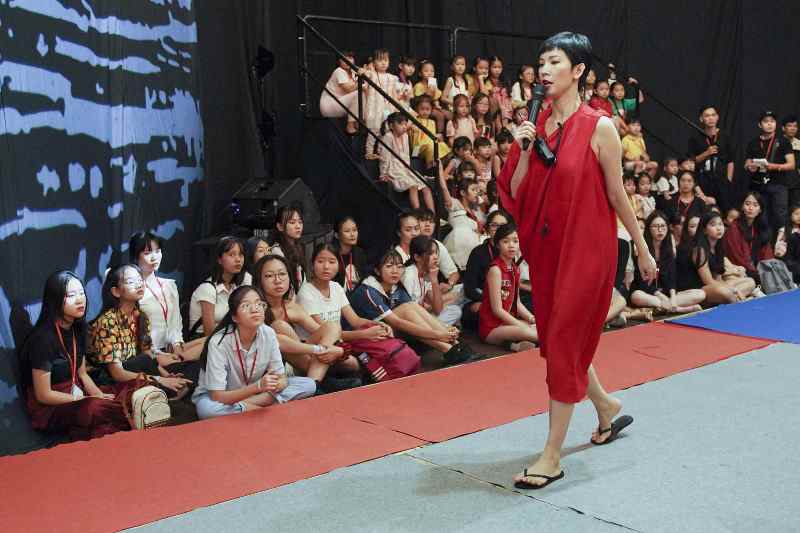 Xuan Lan huong dan catwlak cho cac nguoi mau nhi 1 Hoa hậu Khánh Vân sẽ góp mặt trong Tuần lễ thời trang trẻ em Việt Nam 2020