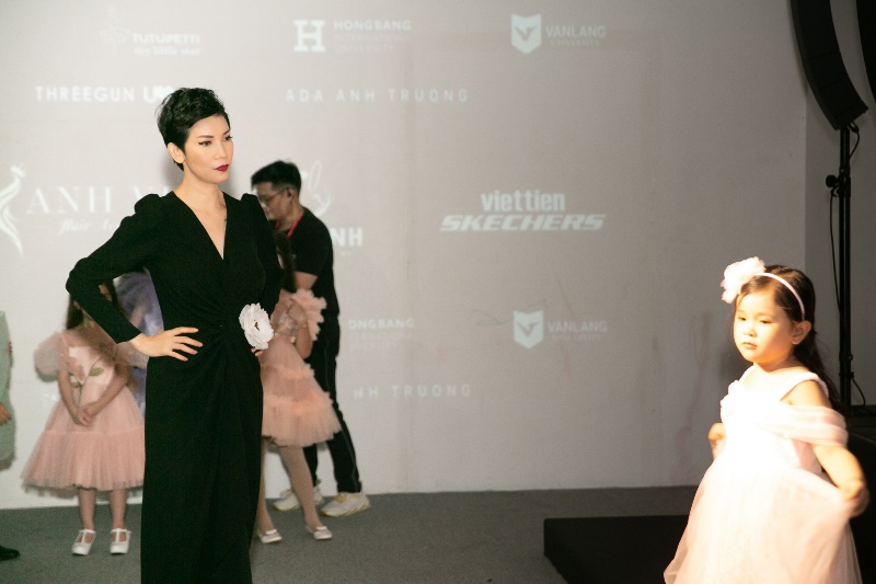 Xuan Lan huong dan mau nhi truoc buoi hop bao Photo by Thien An 2 Xuân Lan cùng chồng quyết tâm kiến tạo đẳng cấp mới cho Vietnam Junior Fashion Week 2020