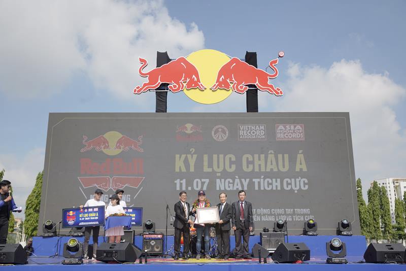 Ông Nguyễn Thanh Huân TGĐ công ty TCPVN nhận Chứng nhận xác lập Kỷ lục Châu Á Red Bull khởi xướng Ngày Tích Cực, xác lập kỷ lục châu Á về số người tham gia cụng tay nhau