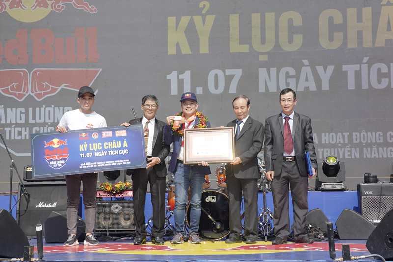 Ông Nguyễn Thanh Huân TGĐ công ty TCPVN nhận Chứng nhận xác lập Kỷ lục Châu Á 2 Red Bull khởi xướng Ngày Tích Cực, xác lập kỷ lục châu Á về số người tham gia cụng tay nhau