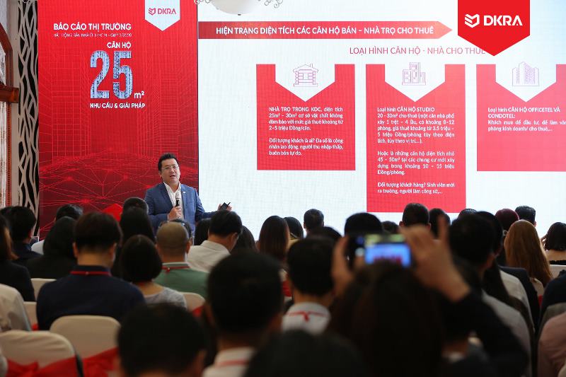 Ông Phạm Lâm CEO DKRA Vietnam trình bày chủ đề chính “Căn hộ 25m2 Nhu cầu giải pháp” tại sự kiện. Căn hộ 25 m2   Nhu cầu thực tiễn nhưng cần quy hoạch bài bản, bền vững