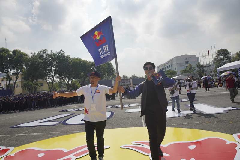 Đạo diễn Charlie Nguyễn 1 Red Bull khởi xướng Ngày Tích Cực, xác lập kỷ lục châu Á về số người tham gia cụng tay nhau
