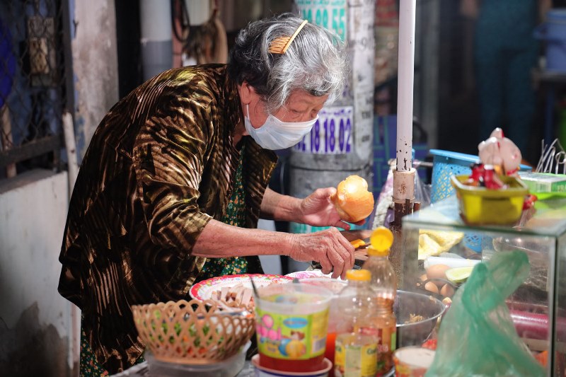 BA HAI 2 Color Man dốc sức bán hết 120 ổ bánh mì trong 1 tiếng giúp cụ bà 74 tuổi trong Tiếng Rao 4.0