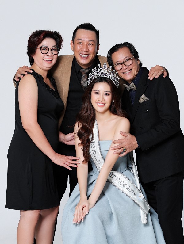 Gia dinh hoa hau Khanh Van5 Hoa hậu Khánh Vân khoe bộ ảnh gia đình đầu tiên sau nửa năm đăng quang