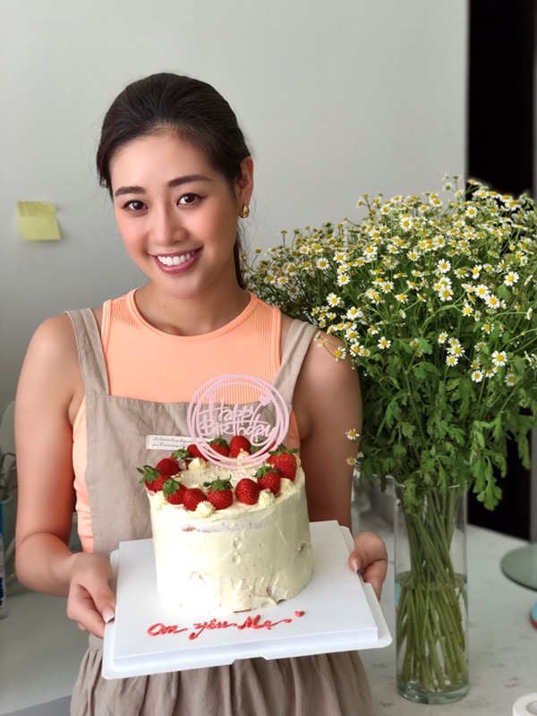 Hoa hau Khanh Van tu tay lam banh sinh nhat tang me1 Hoa hậu Khánh Vân tự tay vào bếp, làm bánh mừng sinh nhật mẹ