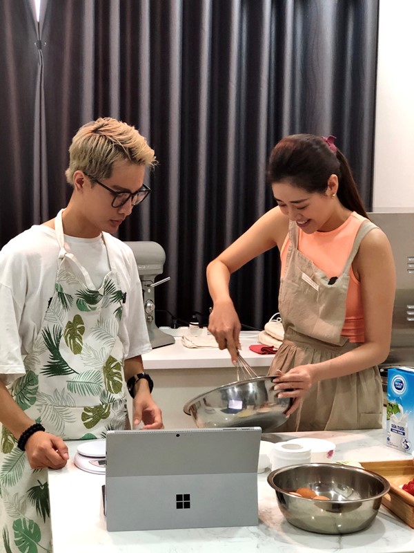 Hoa hau Khanh Van tu tay lam banh sinh nhat tang me11 Hoa hậu Khánh Vân tự tay vào bếp, làm bánh mừng sinh nhật mẹ