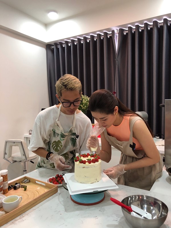 Hoa hau Khanh Van tu tay lam banh sinh nhat tang me16 Hoa hậu Khánh Vân tự tay vào bếp, làm bánh mừng sinh nhật mẹ