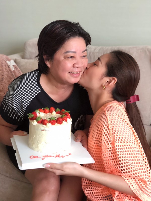 Hoa hau Khanh Van tu tay lam banh sinh nhat tang me19 Hoa hậu Khánh Vân tự tay vào bếp, làm bánh mừng sinh nhật mẹ