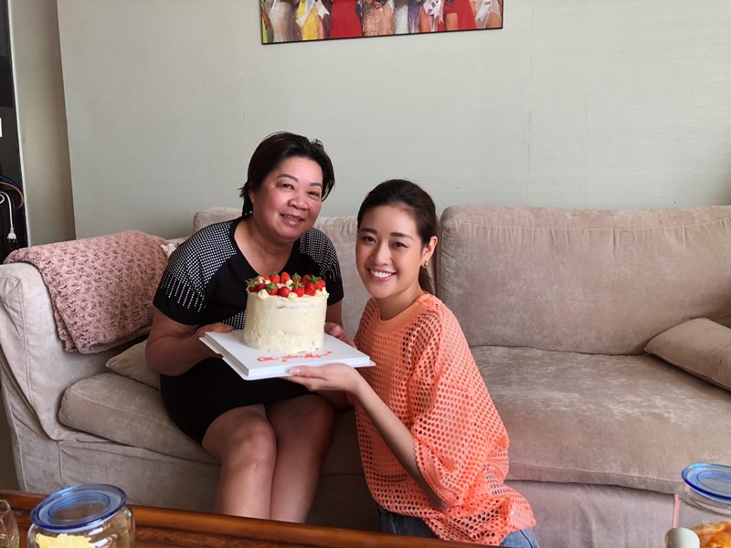 Hoa hau Khanh Van tu tay lam banh sinh nhat tang me5 Hoa hậu Khánh Vân tự tay vào bếp, làm bánh mừng sinh nhật mẹ