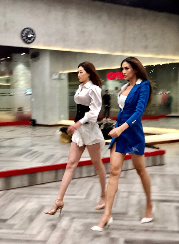 Hoa hau Khanh Van Vo Hoang Yen Catwalk1 Siêu mẫu Võ Hoàng Yến nhiệt tình hướng dẫn catwalk cho Hoa hậu Khánh Vân