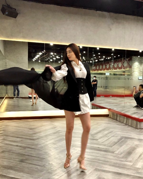 Hoa hau Khanh Van Vo Hoang Yen Catwalk10 Siêu mẫu Võ Hoàng Yến nhiệt tình hướng dẫn catwalk cho Hoa hậu Khánh Vân