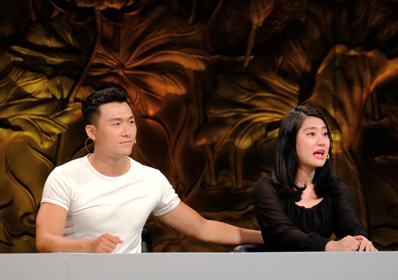 Khoảnh Khắc Cuộc Đời Xuân Phúc 1 Xuân Phúc chia sẻ về vai diễn Vua Bảo Đại trong MV của Hòa Minzy