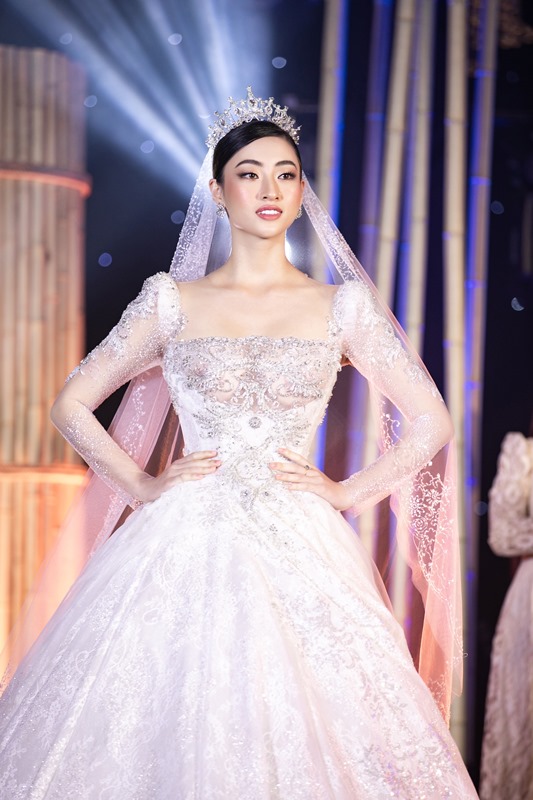 LUONG THUY LINH 1 Đại gia Minh Nhựa chi 405 triệu mua bộ váy do Hoa hậu Lương Thuỳ Linh trình diễn